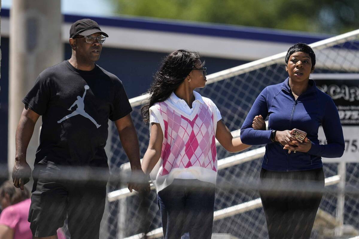 Padres acompañan a su hija a la salida de Apalachee High School después de un tiroteo en la e ...