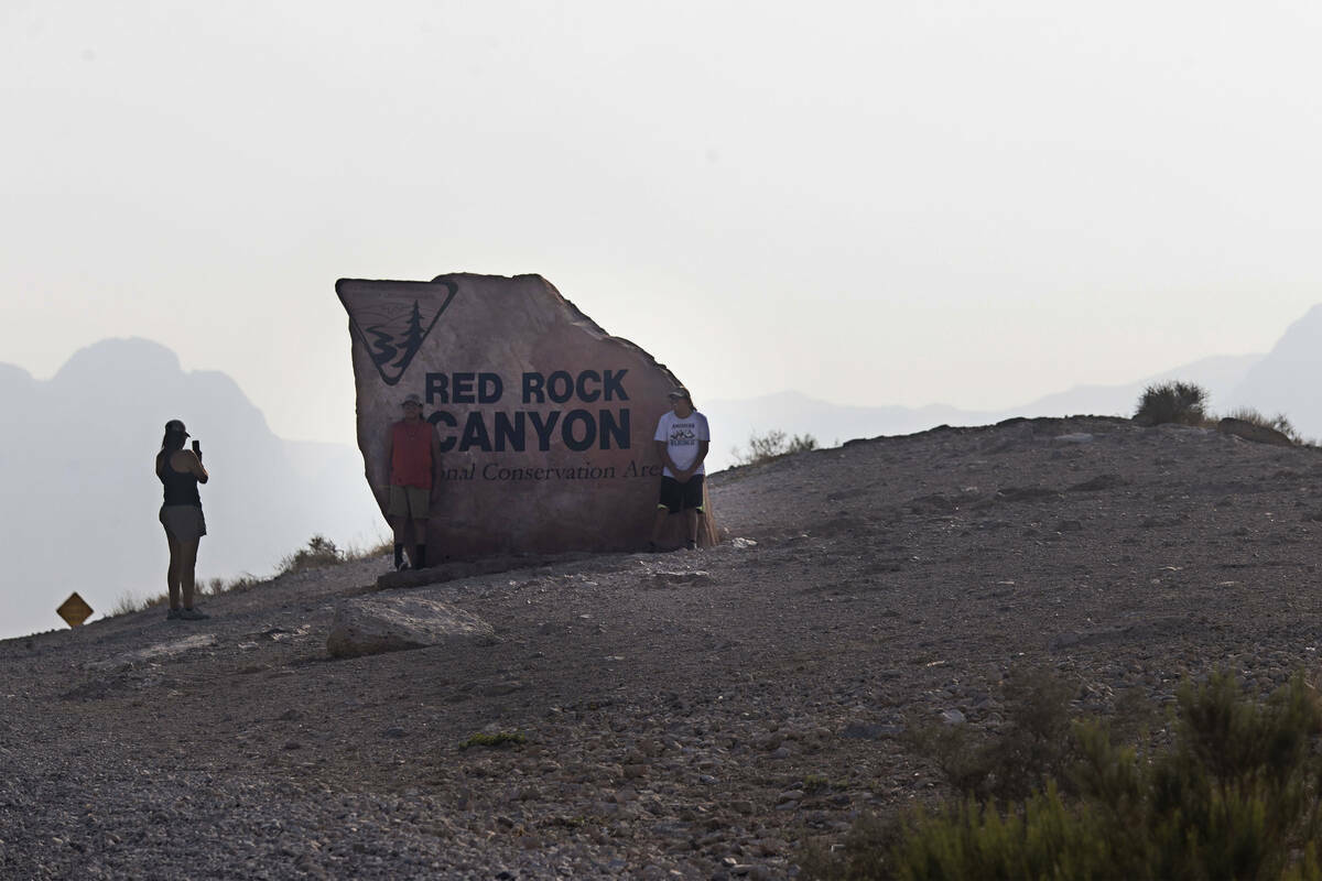 Cielos ahumados se ven desde Red Rock Canyon, en Las Vegas, el sábado 7 de agosto de 2021. (La ...