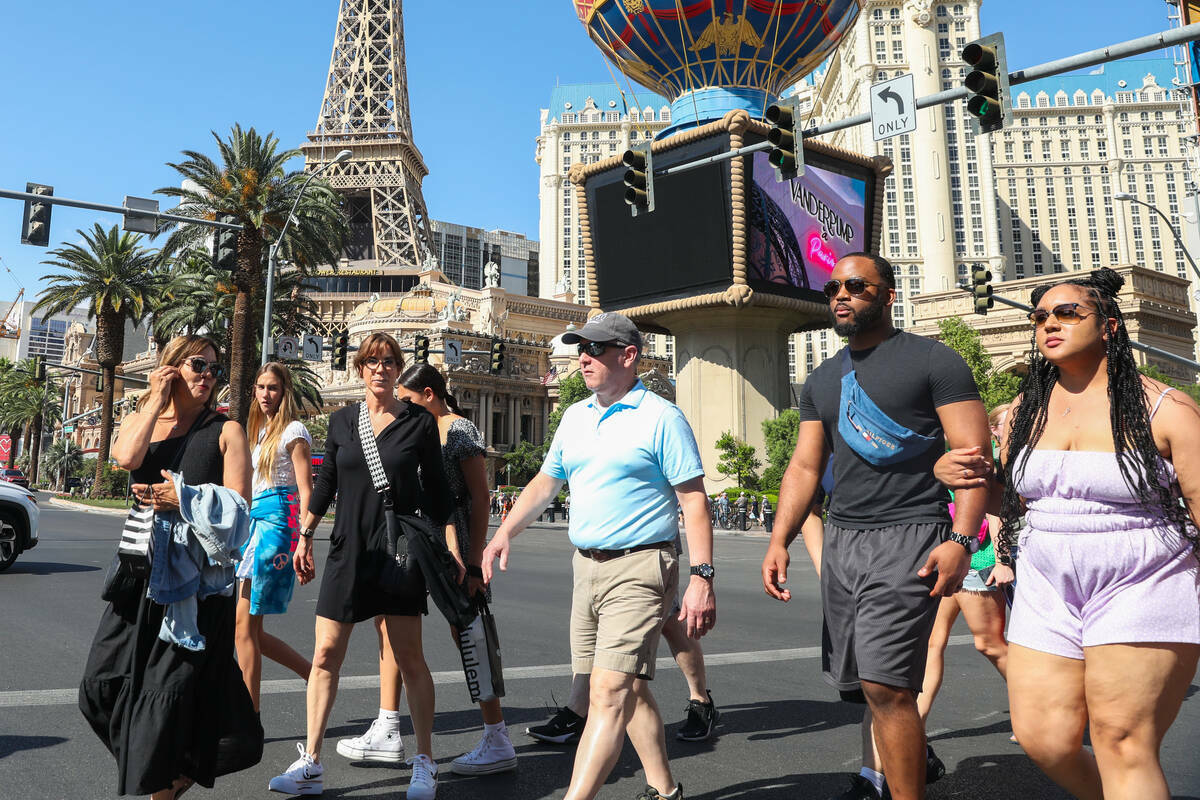 Multitud de turistas desafían el calor mientras caminan por el Strip, el jueves 29 de junio de ...