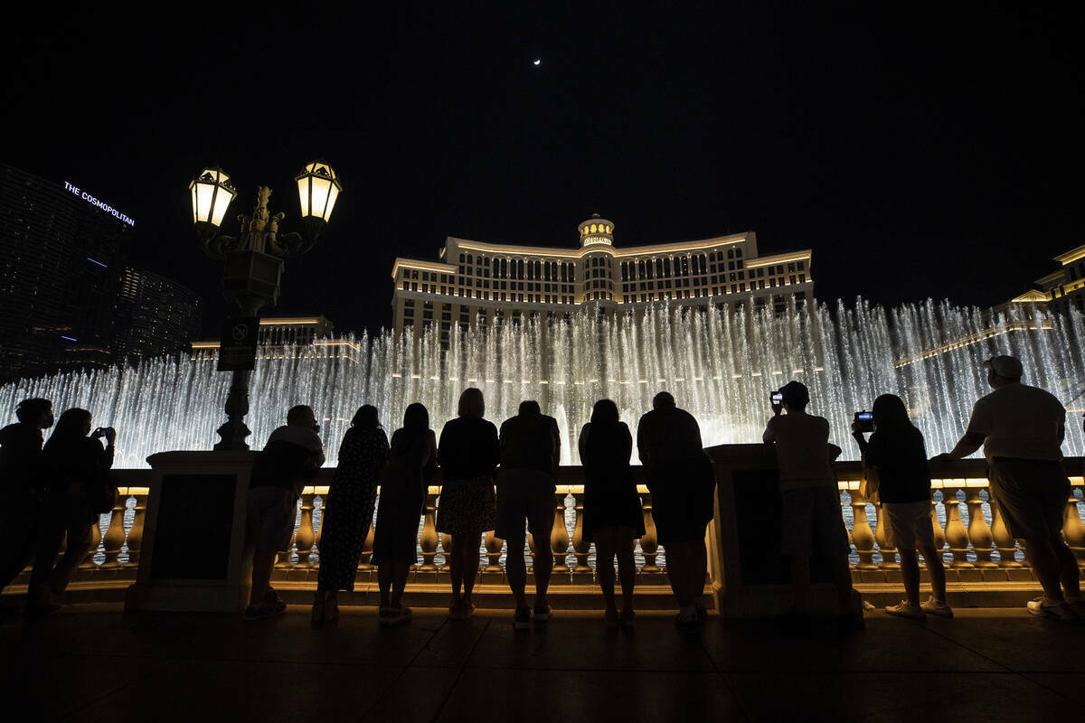 Visitantes disfrutan del espectáculo Fountains of Bellagio el 19 de marzo de 2021, en Las Vega ...