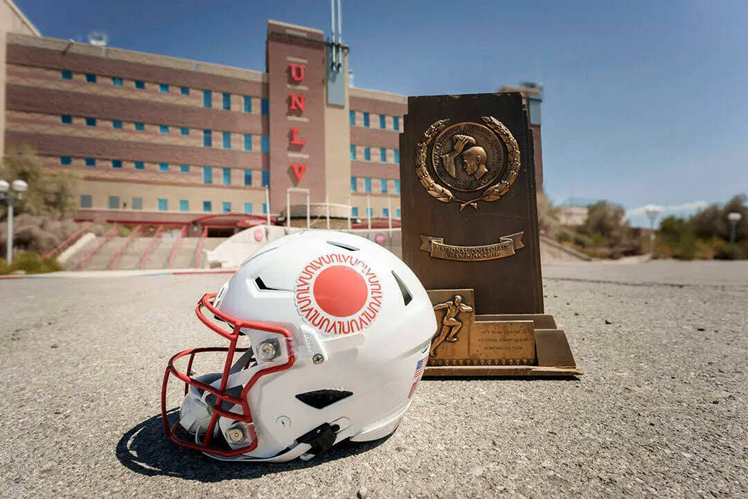 Casco del 50 aniversario del equipo de fútbol americano de 1974 y trofeo de la NCAA, en el Sam ...