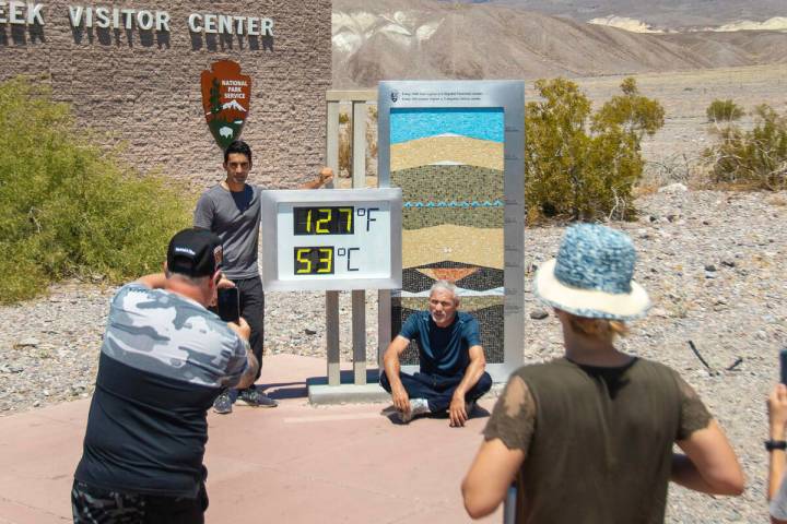 Turistas toman fotografías frente al termómetro del Furnace Creek Visitor Center, el 8 de jul ...