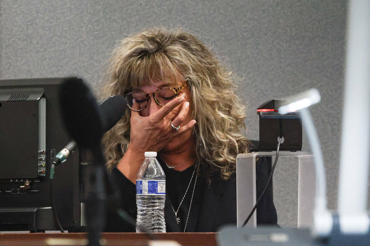 La jueza de distrito Mary Kay Holthus se emociona mientras testifica contra Deobra Redden, quie ...