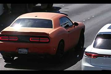 Un Dodge Challenger naranja del 2015 con placas de California 8MFG144 huyó del lugar de los he ...