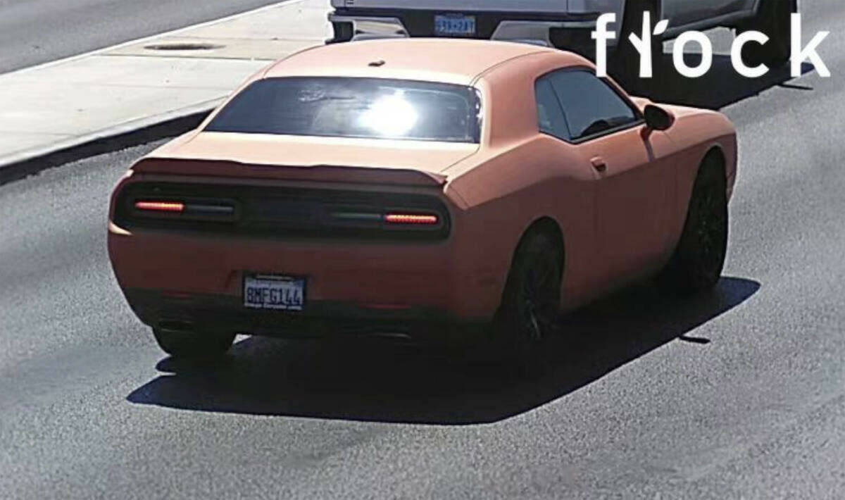 Un Dodge Challenger naranja del 2015 con placas de California 8MFG144 huyó del lugar de los he ...