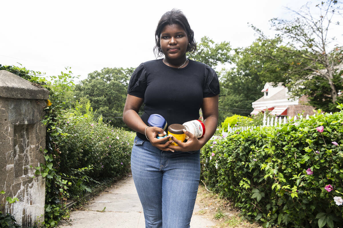 Mia Hall, de 14 años, posa en el parque de su vecindario mientras sostiene unos productos para ...