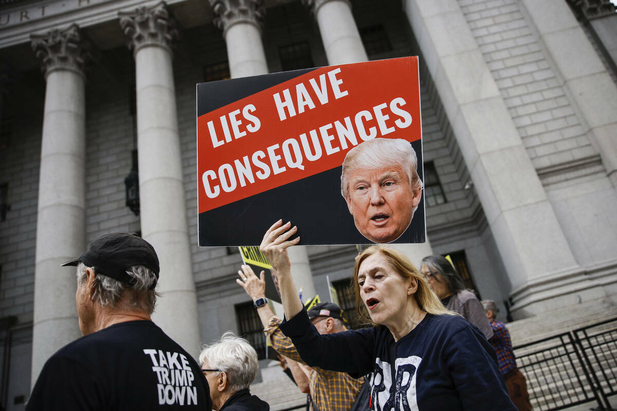 Personas protestan contra el expresidente Donald Trump antes de su llegada al Tribunal Federal ...