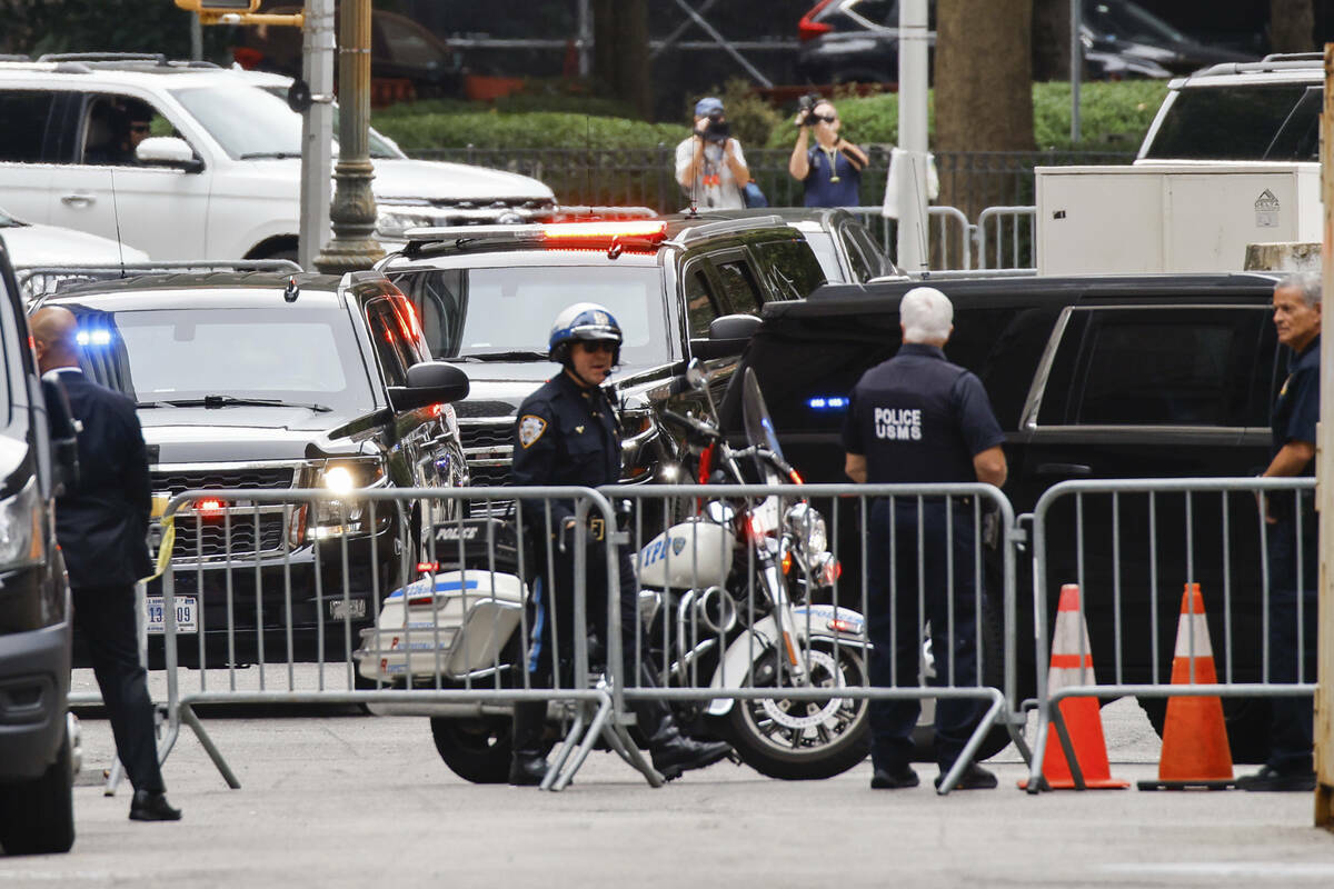 La caravana del expresidente Donald Trump llega al Tribunal Federal de Nueva York, el viernes 6 ...