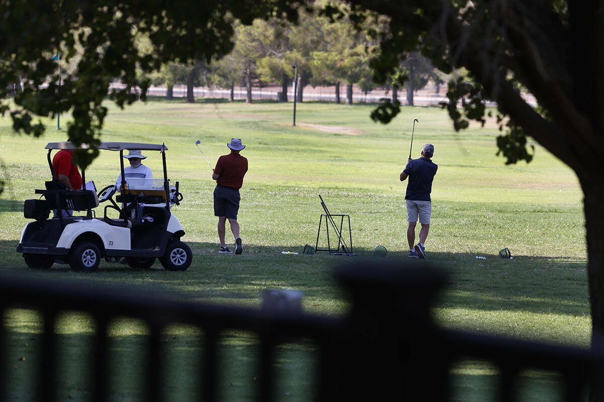 Jugadores practican su swing en el Boulder City Golf Course, el jueves 5 de septiembre de 2024. ...