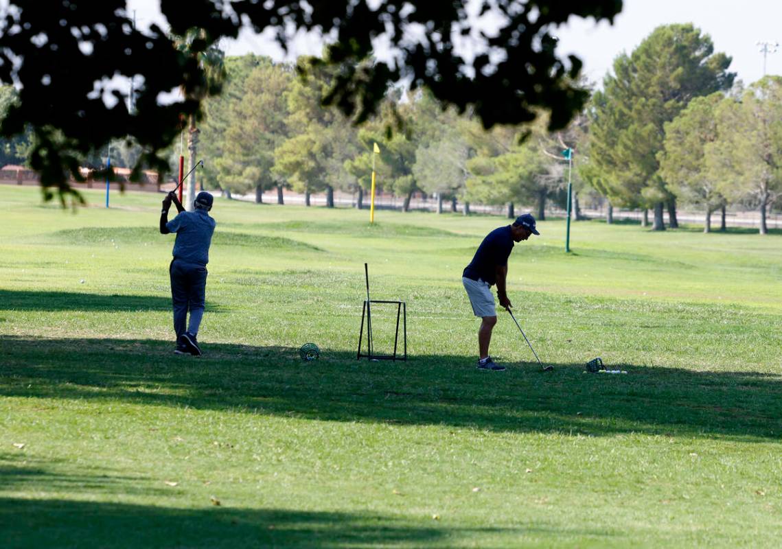 Jugadores practican su swing en el Boulder City Golf Course, el jueves 5 de septiembre de 2024. ...