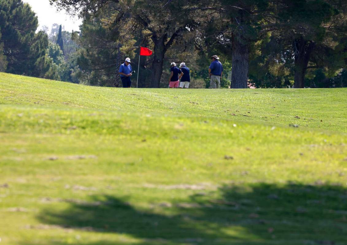 Un grupo de personas juega al golf en el Boulder City Golf Course, el jueves 5 de septiembre de ...