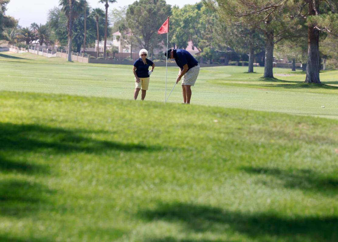 Un grupo de personas juega al golf en el Boulder City Golf Course, el jueves 5 de septiembre de ...