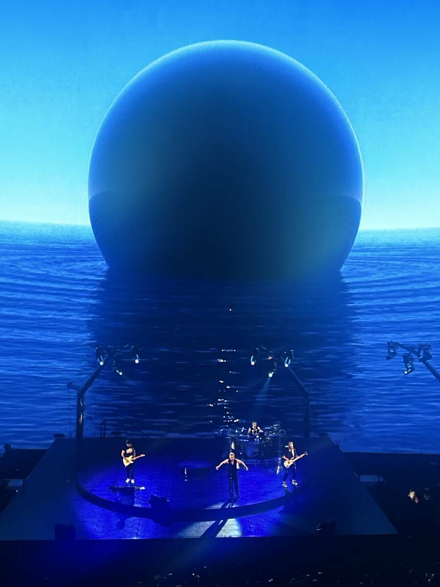 Una escena de ‘V U2 An Immersive Concert Film at Sphere Las Vegas’ en la Sphere, el jueves ...