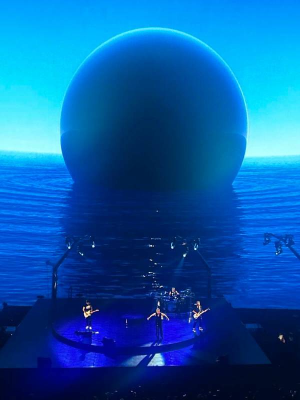 Una escena de ‘V U2 An Immersive Concert Film at Sphere Las Vegas’ en la Sphere, el jueves ...