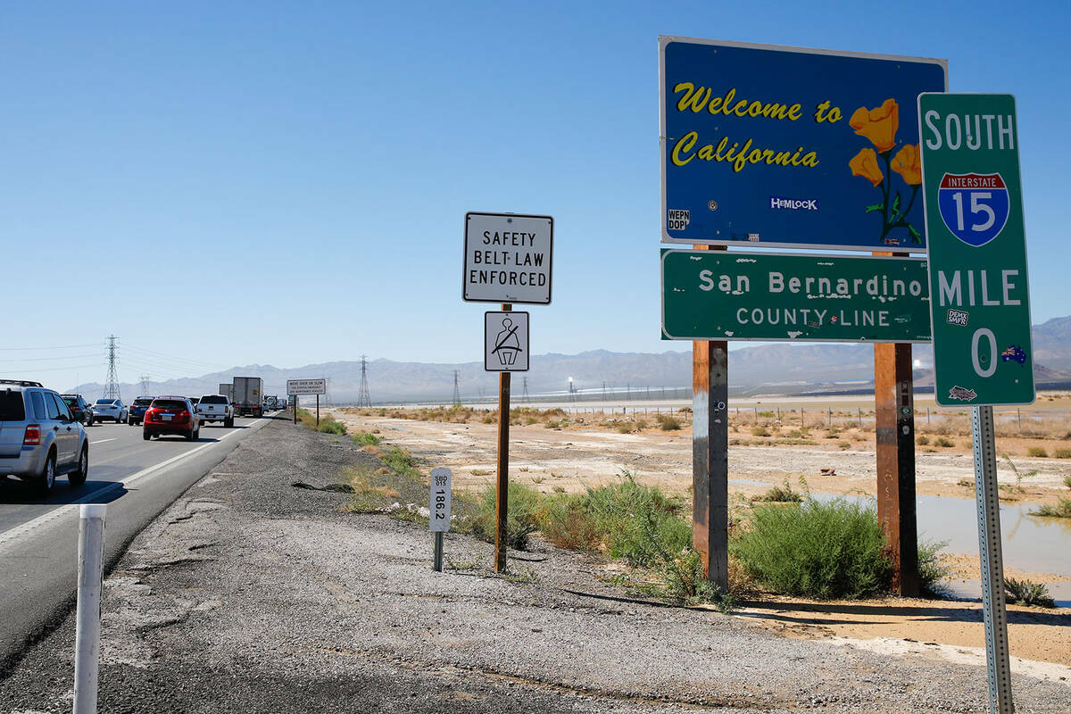 ARCHIVO - Vehículos que viajan de regreso a California después del fin de semana del Labor Da ...