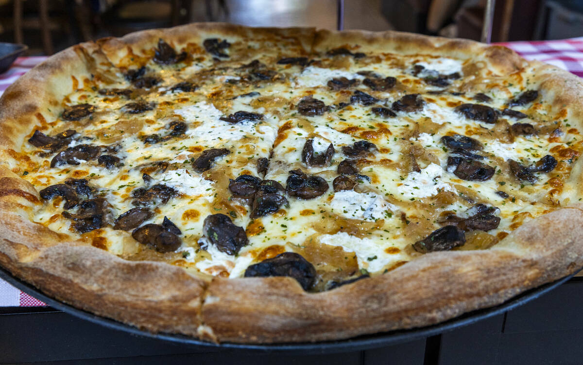 Una gran pizza Brooklyn de champiñones de Good Pie en el Arts District de Las Vegas. La pizzer ...