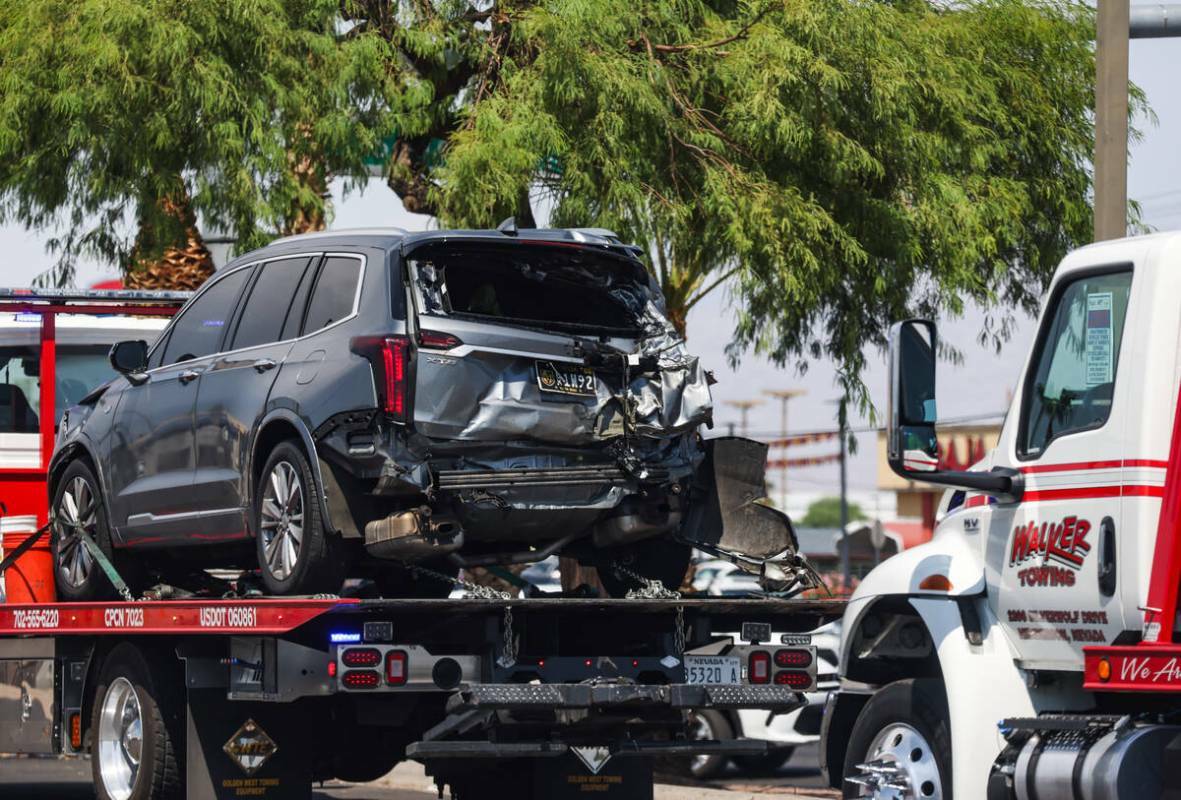 Un vehículo involucrado en un accidente en el que murieron dos personas en un choque entre var ...