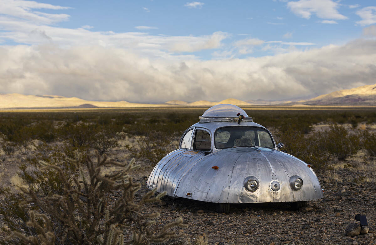 Un auto de arte de Burning Man se ve en Nipton, California, un pequeño pueblo del desierto com ...