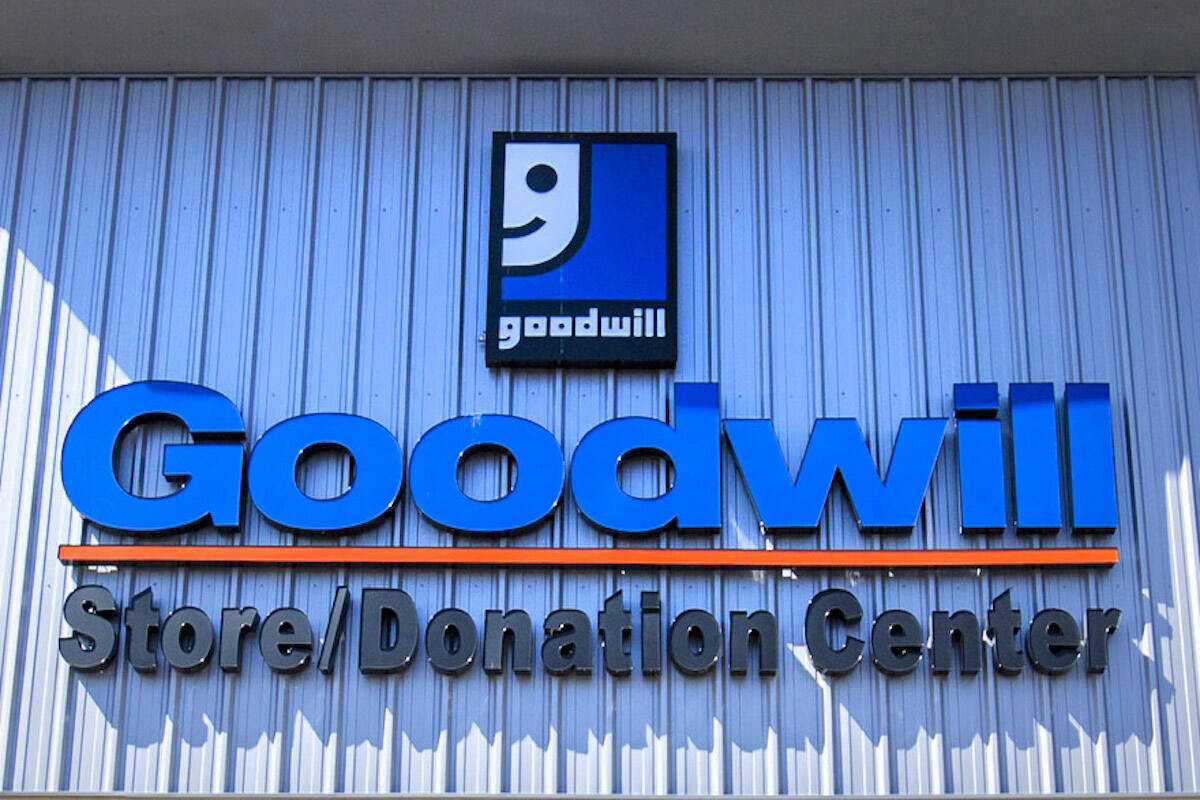 Personas entran y salen de la tienda minorista Goodwill Centennial, el viernes 30 de septiembre ...