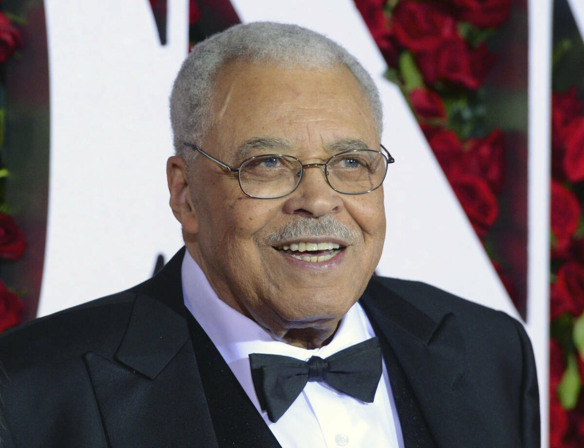 En esta foto de archivo del 12 de junio de 2016, James Earl Jones llega a los Premios Tony en N ...