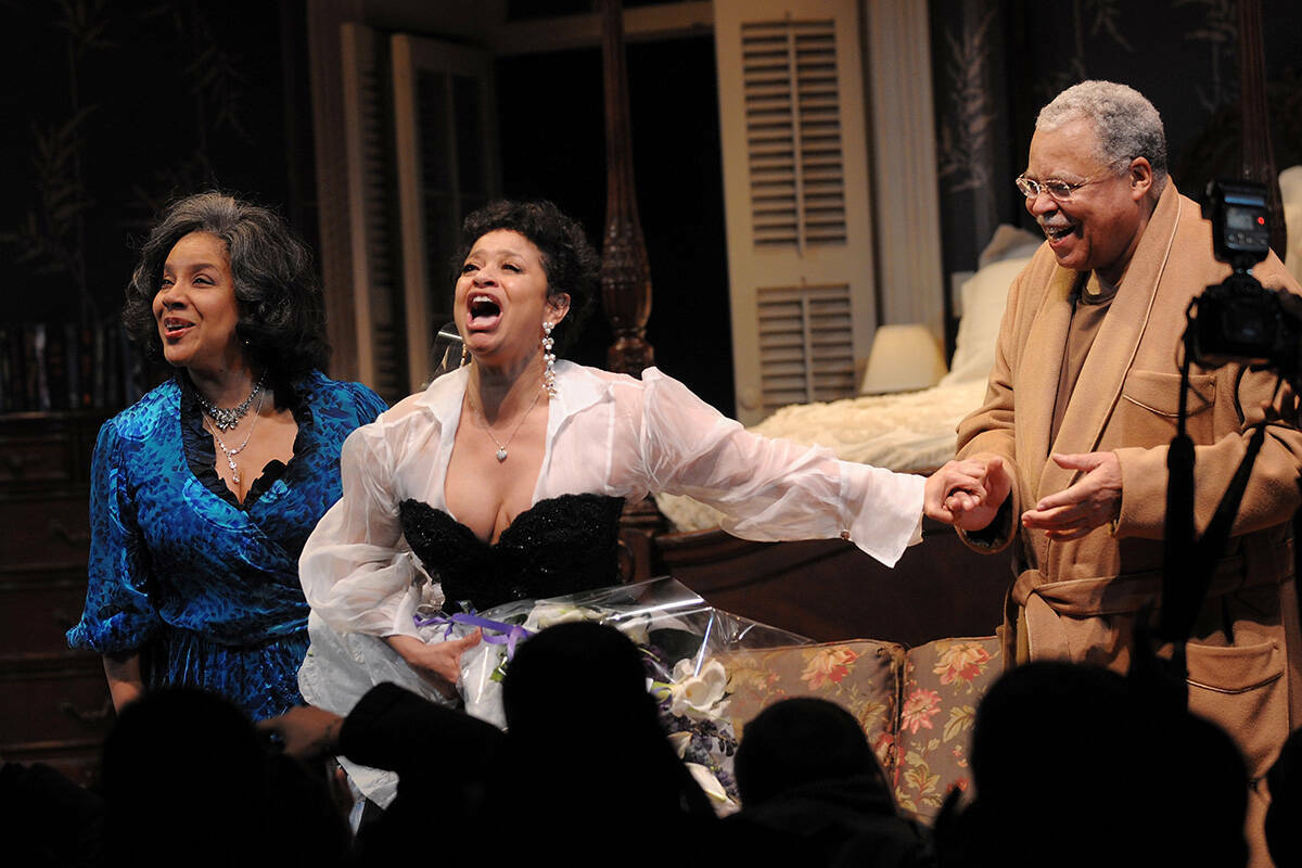 Desde la izquierda, la actriz Phylicia Rashad, la directora Debbie Allen y el actor James Earl ...