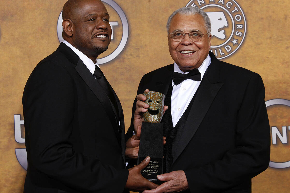 James Earl Jones, a la derecha, posa entre bastidores con el Life Achievement Award en la 15ª ...