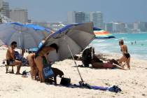 Turistas toman el sol en una playa de Cancún, México. Imagen de archivo. (Alonso Cupul/EFE)