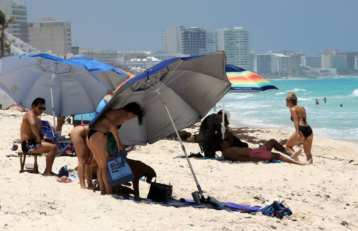 Turistas toman el sol en una playa de Cancún, México. Imagen de archivo. (Alonso Cupul/EFE)