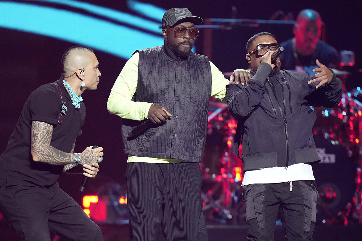 De izquierda a derecha, Taboo, will.i.am y Apl.de.Ap de The Black Eyed Peas se presentan en la ...