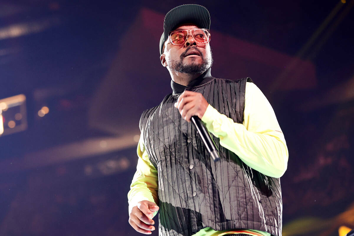 Will.i.am de Black Eyed Peas se presenta en el escenario durante el iHeartRadio Music Festival ...