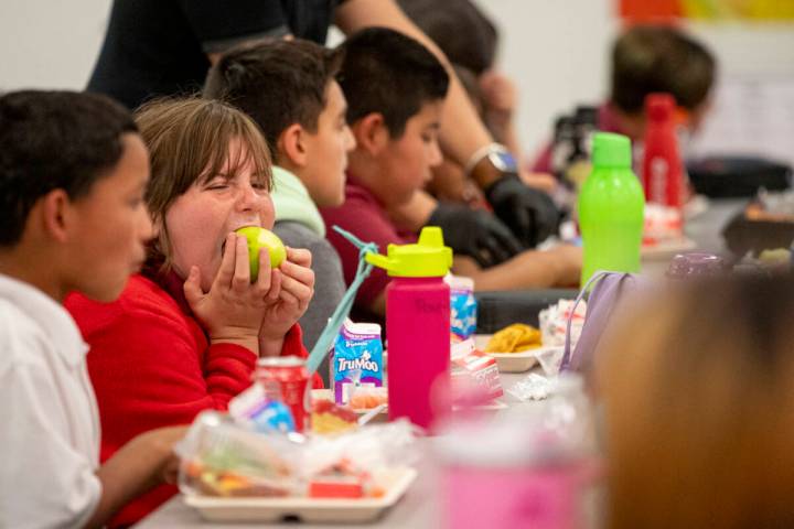 Los estudiantes almuerzan durante la jornada escolar en Futuro Academy, el martes 3 de septiemb ...