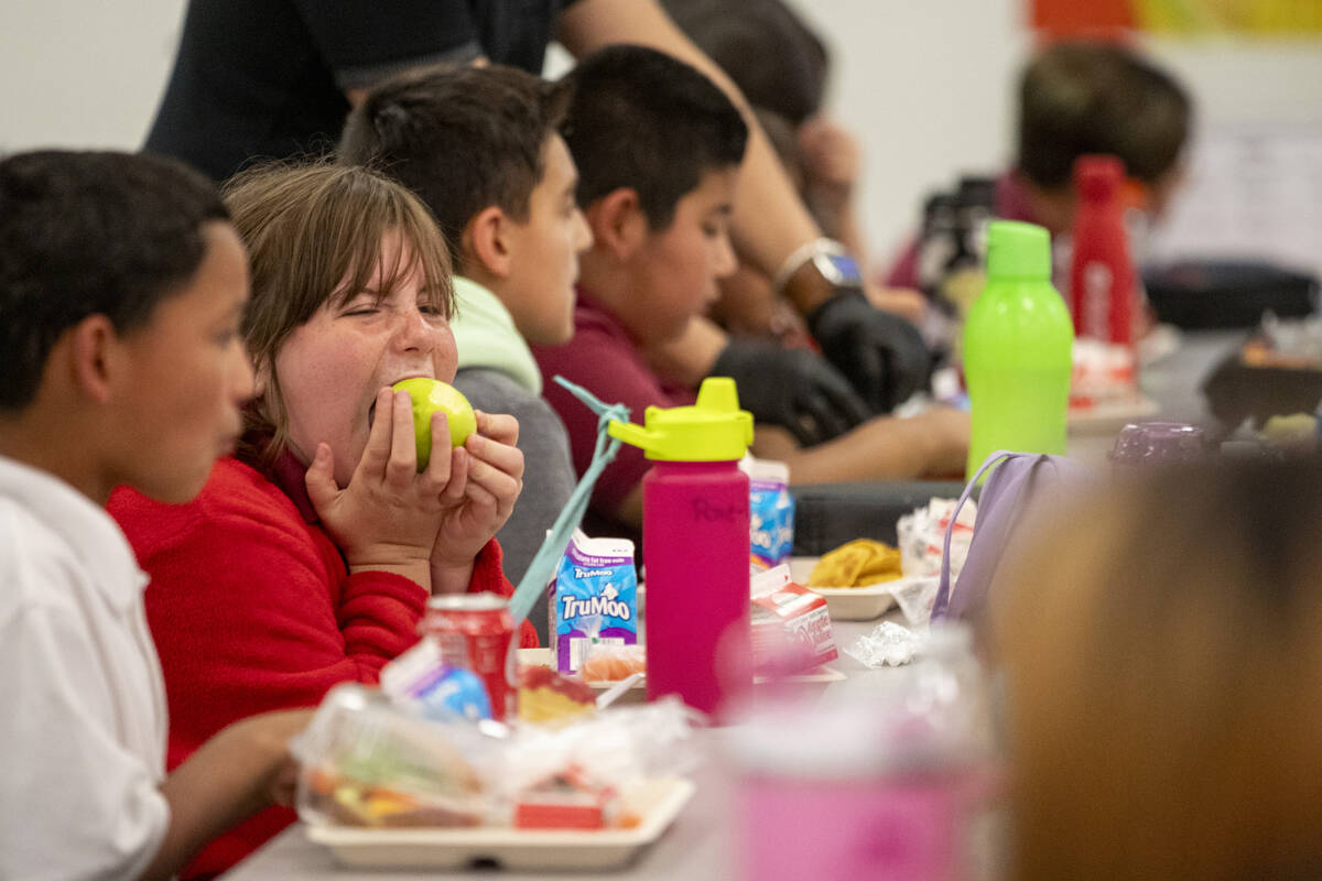 Los estudiantes almuerzan durante la jornada escolar en Futuro Academy, el martes 3 de septiemb ...