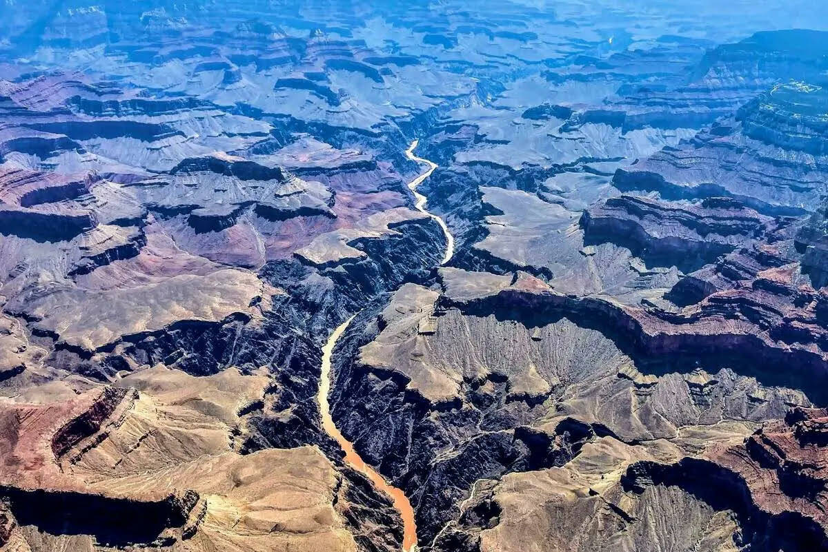 Esta foto muestra los efectos de las inundaciones en el río Colorado a través del Gran Cañó ...