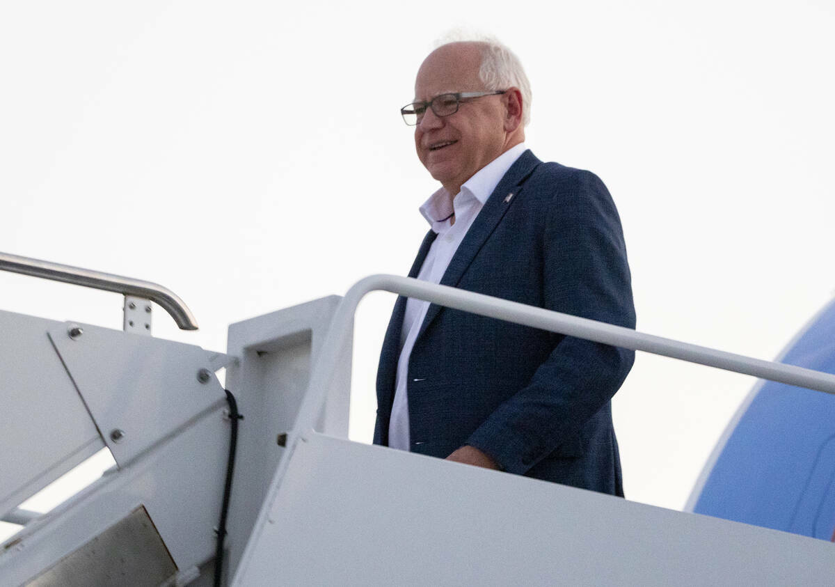 El candidato demócrata a la vicepresidencia, el gobernador de Minnesota Tim Walz, llega al Aer ...