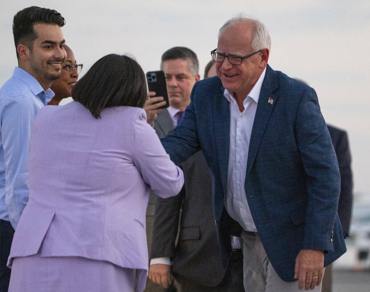 El candidato demócrata a la vicepresidencia, el gobernador de Minnesota Tim Walz, a la derecha ...