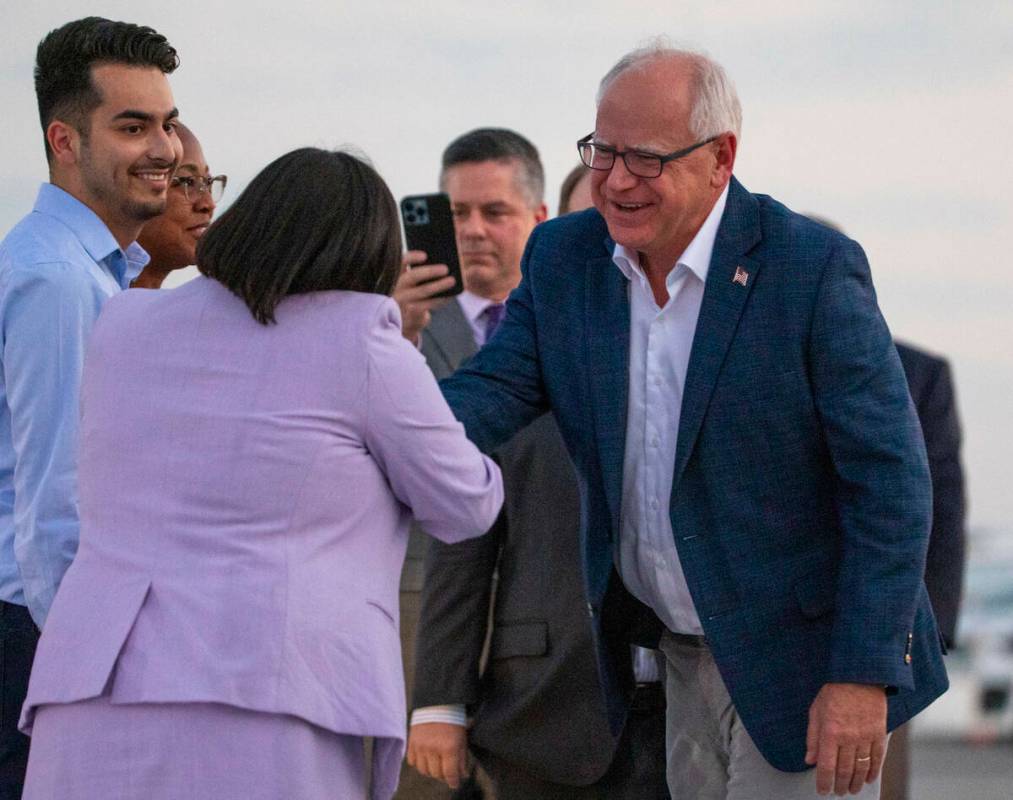 El candidato demócrata a la vicepresidencia, el gobernador de Minnesota Tim Walz, a la derecha ...