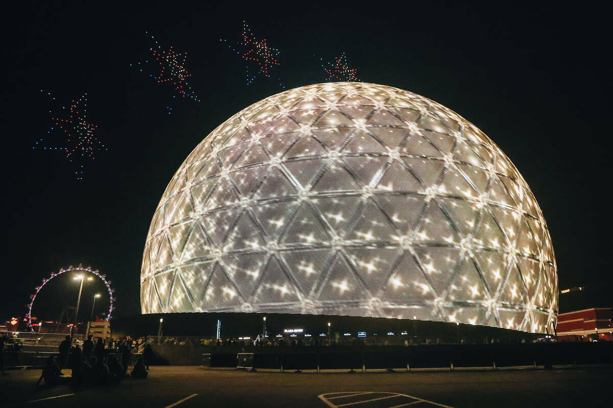 Drones iluminan la Sphere el jueves 4 de julio de 2024, en Las Vegas. (Madeline Carter/Las Vega ...