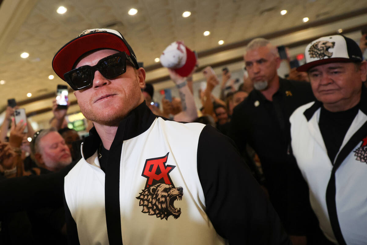 Canelo Álvarez llega al MGM Grand antes de su pelea por el título de peso supermediano contra ...