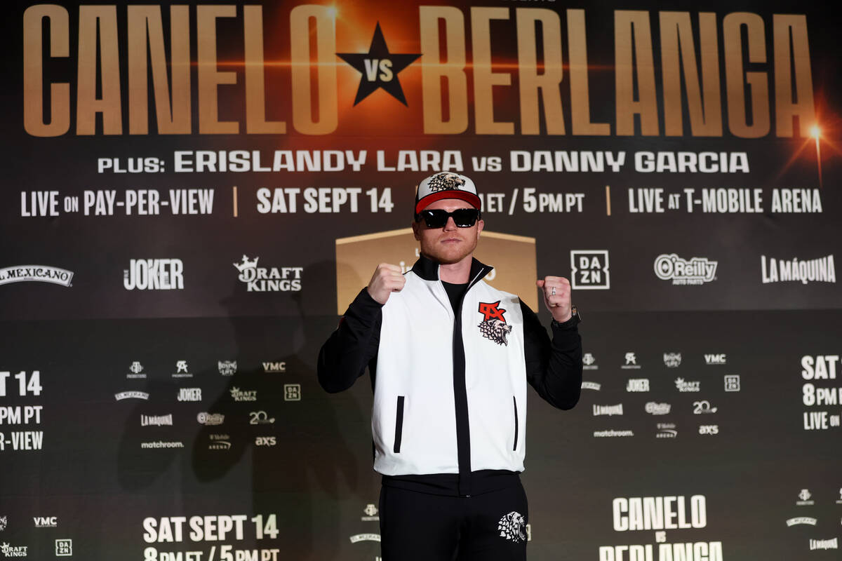 Canelo Álvarez posa en el escenario durante su llegada al MGM Grand antes de su pelea por el t ...