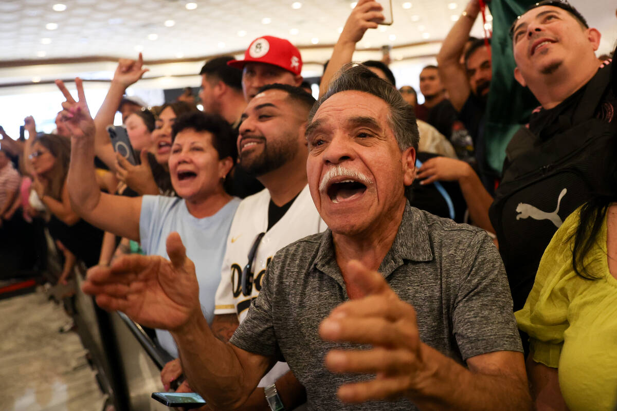 Fanáticos de Canelo Álvarez animan al Canelo mientras habla con la prensa antes de su pelea p ...