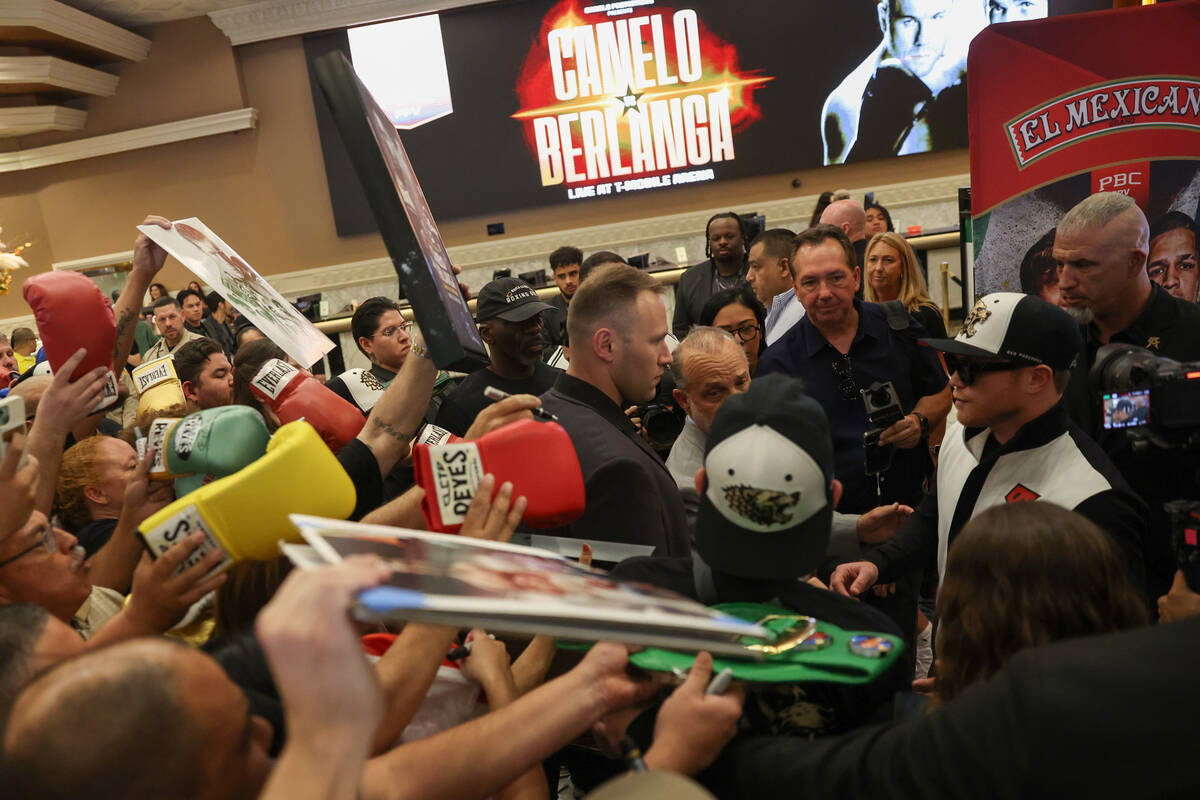 Fanáticos se agolpan alrededor del Canelo Álvarez cuando abandona el escenario después de ll ...