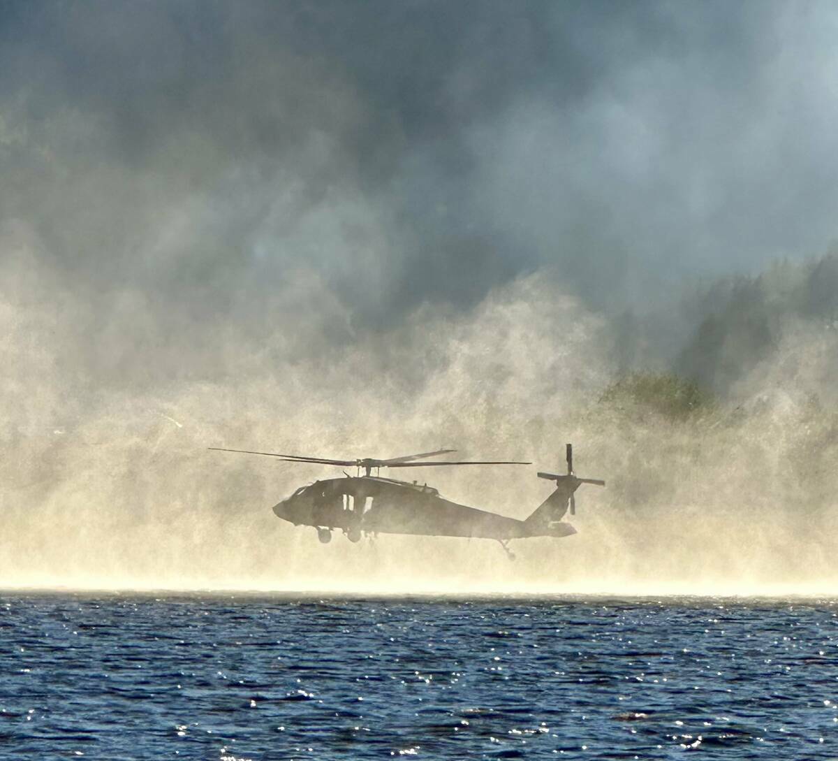 Un helicóptero de extinción de incendios visto en una foto proporcionada el martes 10 de sept ...