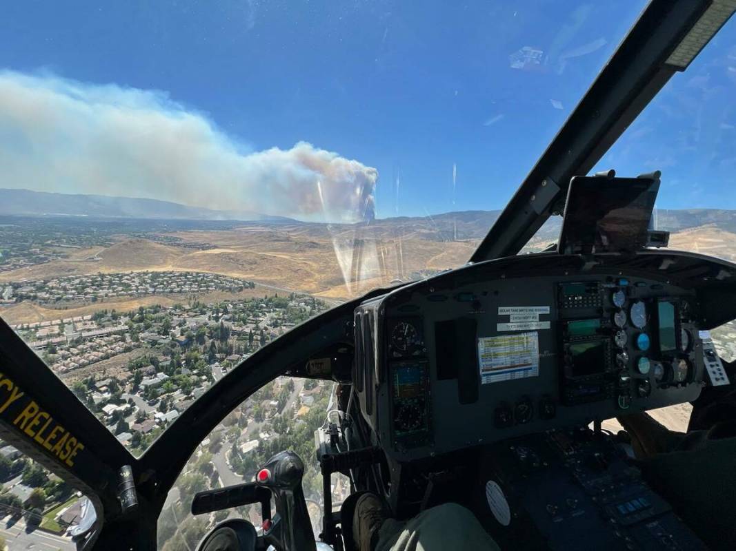 Una columna de humo del Incendio de Davis vista desde un helicóptero de bomberos, el domingo 8 ...