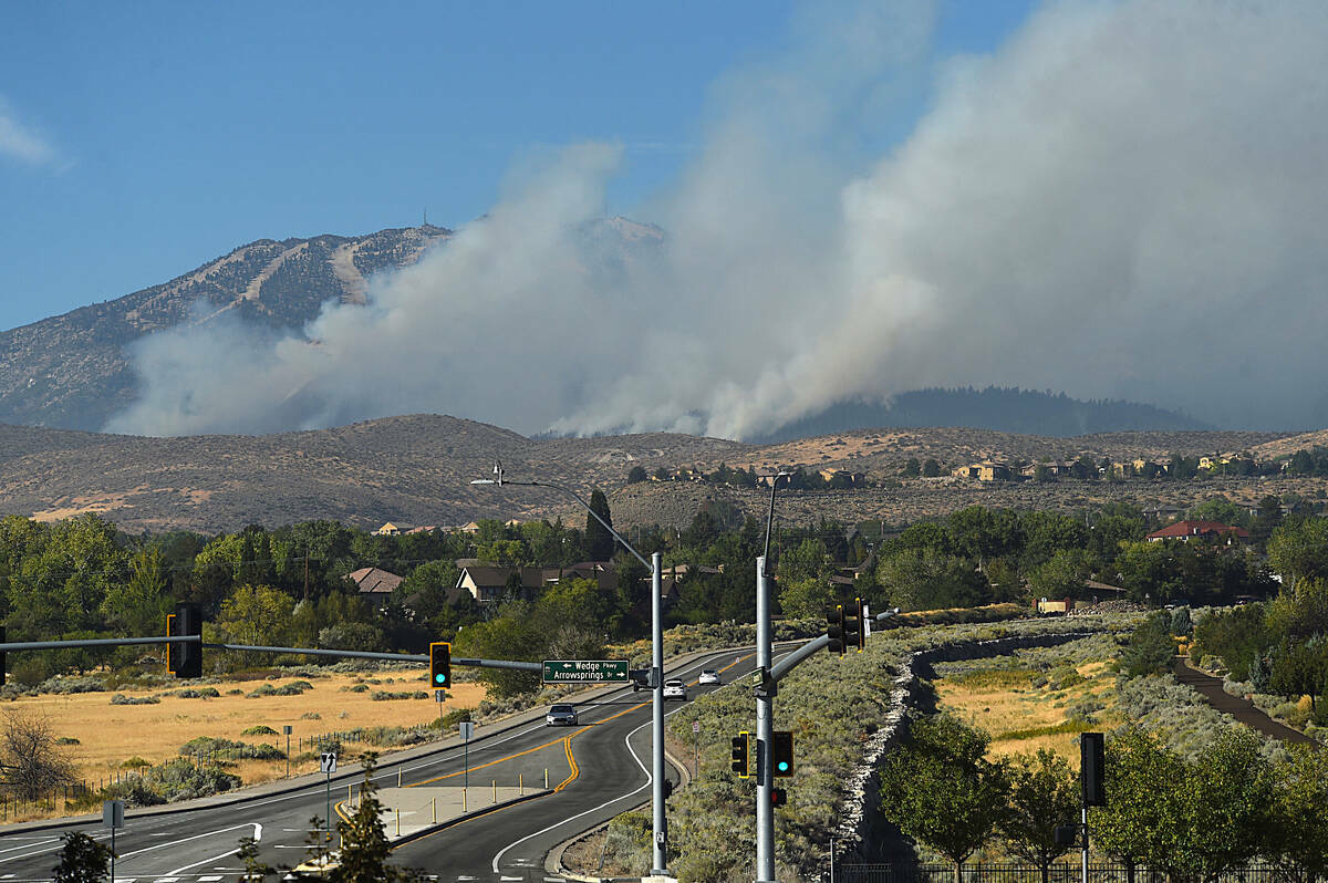 El Incendio de Davis sigue ardiendo en montañas al sur de Reno el 10 de septiembre de 2024.