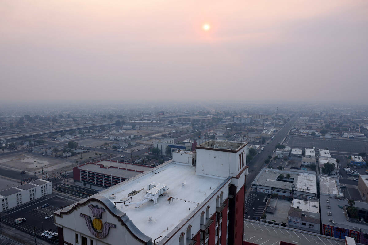 Humo de los incendios forestales que arden en el sur de California se ve en los cielos sobre el ...