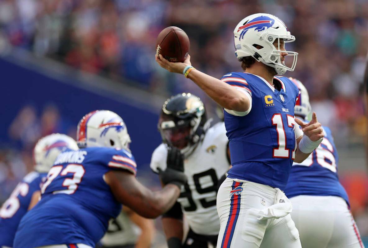 ARCHIVO - El quarterback de los Buffalo Bills Josh Allen (17) lanza el balón durante un partid ...