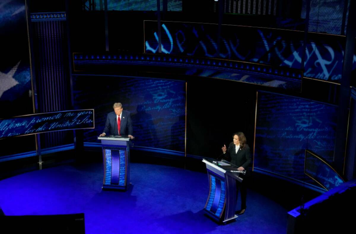 El expresidente Donald Trump y la vicepresidenta Kamala Harris participan durante un debate pre ...