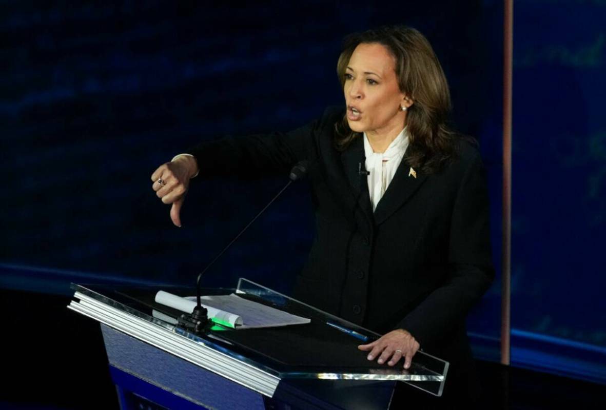 La vicepresidenta Kamala Harris gesticula mientras habla durante un debate presidencial de ABC ...