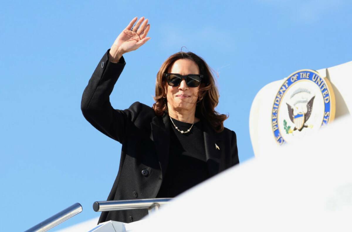 La vicepresidenta Kamala Harris saluda mientras aborda el Air Force Two de camino a Filadelfia, ...