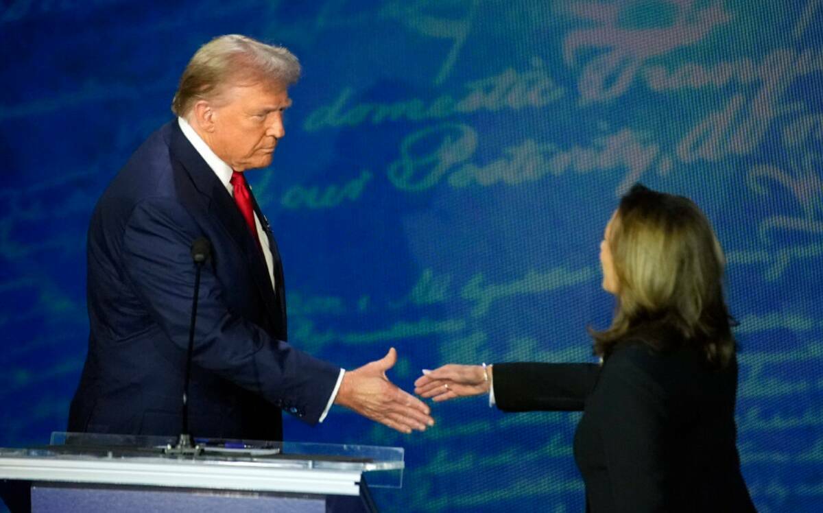 El expresidente Donald Trump estrecha la mano de la vicepresidenta Kamala Harris durante un deb ...